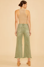 Load image into Gallery viewer, Annie Wear Distressed Raw Hem Jeans