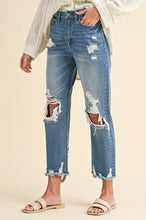 Load image into Gallery viewer, Annie Wear Distressed Raw Hem Cropped Jeans