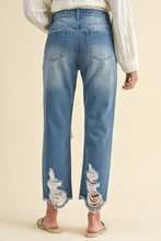 Load image into Gallery viewer, Annie Wear Distressed Raw Hem Cropped Jeans