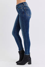 Load image into Gallery viewer, Judy Blue Mid-Rise Waist Skinny Jeans with Pockets