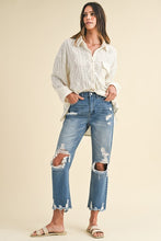 Load image into Gallery viewer, Annie Wear Distressed Raw Hem Cropped Jeans