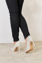 Load image into Gallery viewer, Melody 4&quot; Closed Toe Heels