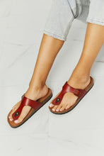 Load image into Gallery viewer, MMShoes Drift Away T-Strap Flip-Flop in Red