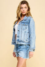 Load image into Gallery viewer, Veveret Button Up Pearl Detail Long Sleeve Denim Jacket