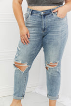 Load image into Gallery viewer, Judy Blue Malia Mid Rise Boyfriend Jeans